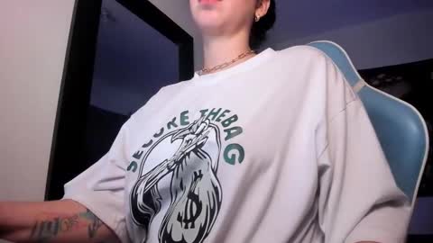 Nicol independent model online show from January 29, 3:44 am