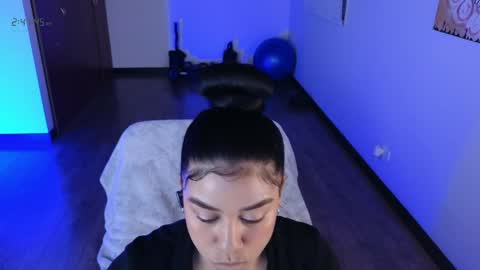 Nicoll  Independent model online show from April 11, 7:45 am