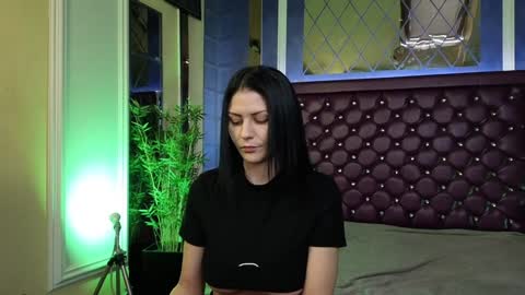 Snapshot of nicollepalmer chatting on December 3, 9:50 am Nicolle online show from December 3, 9:50 am