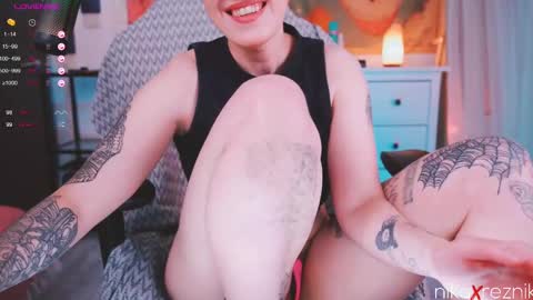 Snapshot of nikaxreznik chatting on February 15, 2:55 pm Nika online show from February 15, 2:55 pm