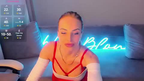 nikki_blondiee online show from April 14, 3:21 am