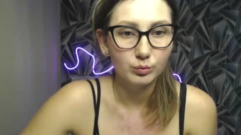 nikkikiss___ online show from June 14, 4:31 pm