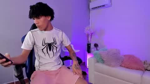 noahbull19 online show from June 16, 2:37 am