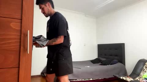 Snapshot of noahsexx98 chatting on October 3, 3:42 pm noahsexx98 online show from October 3, 3:42 pm