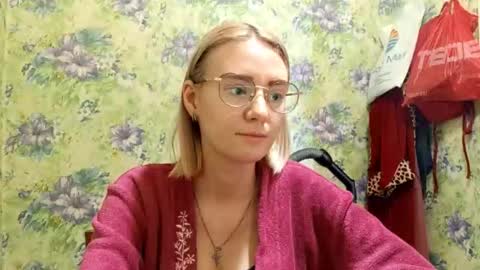 Snapshot of norinebaeza chatting on October 2, 7:29 am Lola online show from October 2, 7:29 am