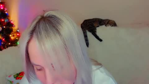 hi glad to chat online show from December 18, 7:52 pm