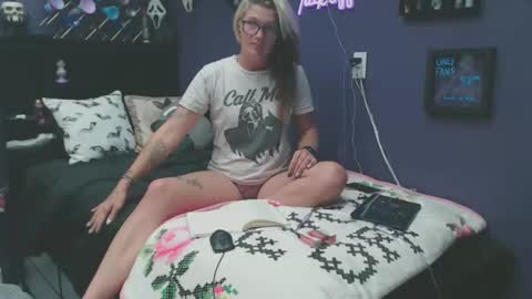 Snapshot of oddywithabody chatting on October 22, 6:27 am Oddy With A Body online show from October 22, 6:27 am