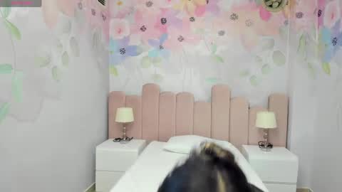 Mia online show from June 5, 11:26 am