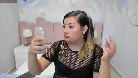 Mia online show from June 11, 11:41 am