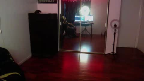 Snapshot of officialmoneyxxx chatting on October 26, 3:44 pm Money online show from October 26, 3:44 pm