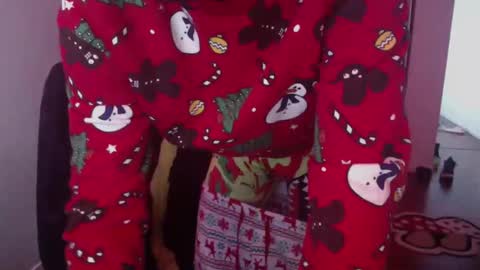 Snapshot of officialmoneyxxx chatting on December 25, 5:26 pm Money online show from December 25, 5:26 pm