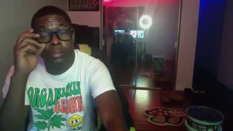 Snapshot of officialmoneyxxx chatting on December 21, 1:04 am Money online show from December 21, 1:04 am