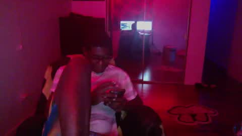 Snapshot of officialmoneyxxx chatting on December 14, 1:27 am Money online show from December 14, 1:27 am