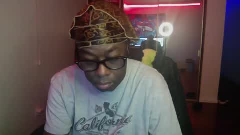 Snapshot of officialmoneyxxx chatting on December 4, 2:31 pm Money online show from December 4, 2:31 pm