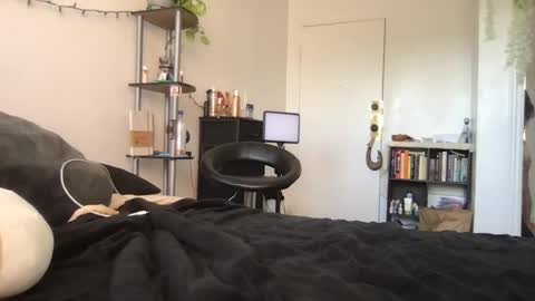 ohmillieevanillie online show from June 15, 3:48 pm