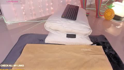 ohyesly_ online show from January 9, 10:10 am