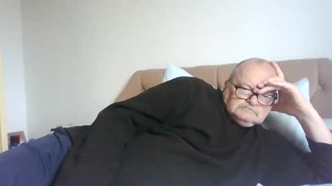 Snapshot of old_fkrr_ chatting on October 1, 8:57 am old_fkrr_ online show from October 1, 8:57 am