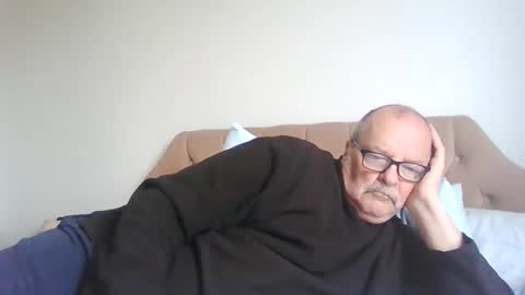 Snapshot of old_fkrr_ chatting on October 15, 10:38 am old_fkrr_ online show from October 15, 10:38 am