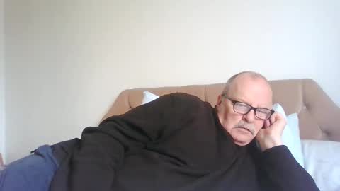 Snapshot of old_fkrr_ chatting on October 13, 10:28 am old_fkrr_ online show from October 13, 10:28 am
