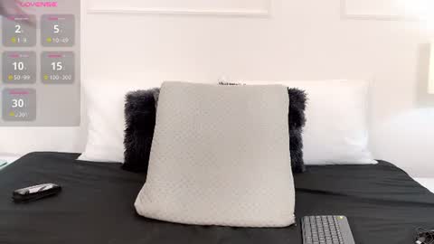 olivia_flamme online show from July 27, 1:41 pm