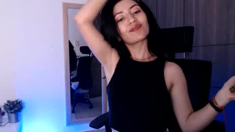 oliviaaa__ online show from January 18, 7:15 pm