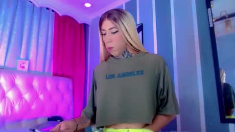 oliviahot01 online show from April 18, 2:02 am