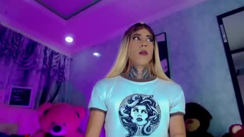 oliviahot01 online show from June 30, 1:05 am
