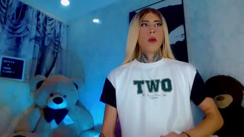 oliviahot01 online show from July 4, 3:43 am