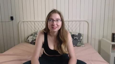 Snapshot of oliviavele chatting on September 24, 6:47 pm Kylie online show from September 24, 6:47 pm
