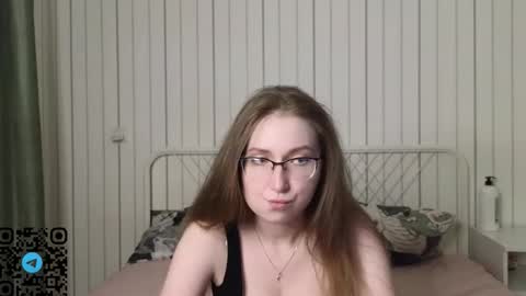 Snapshot of oliviavele chatting on October 1, 6:18 pm Kylie online show from October 1, 6:18 pm