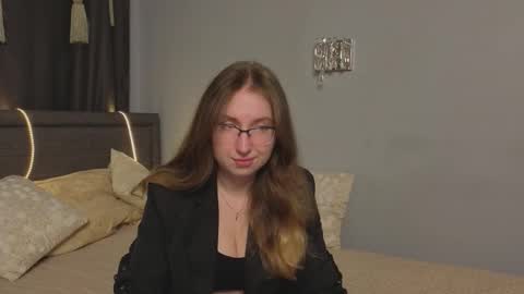 Snapshot of oliviavele chatting on September 22, 6:23 pm Kylie online show from September 22, 6:23 pm
