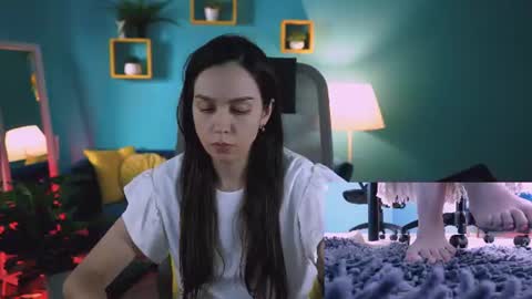 oliviaweles online show from August 5, 10:45 am