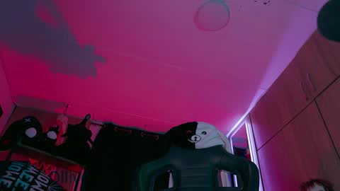 Snapshot of olliver___y chatting on October 21, 2:27 am online show from October 21, 2:27 am