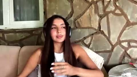 omili_ online show from August 4, 2:24 pm