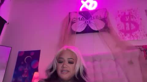 Avery Lee online show from July 22, 8:38 am