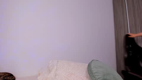 Snapshot of orchide_ chatting on February 14, 12:51 am Claire online show from February 14, 12:51 am