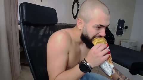 OscarWills online show from May 20, 5:04 am