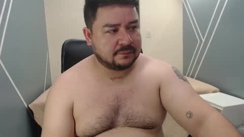 Snapshot of oso_gael chatting on March 6, 5:43 pm Bear Gael online show from March 6, 5:43 pm