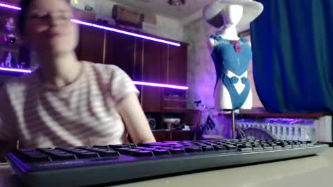 Ella online show from May 14, 7:39 am