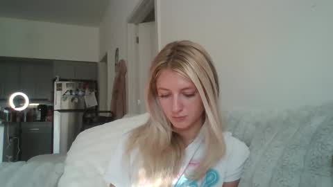 parisbaby2000 online show from October 6, 2:24 pm