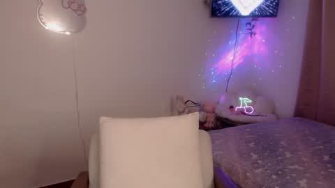 peacherry_ online show from February 5, 3:55 am