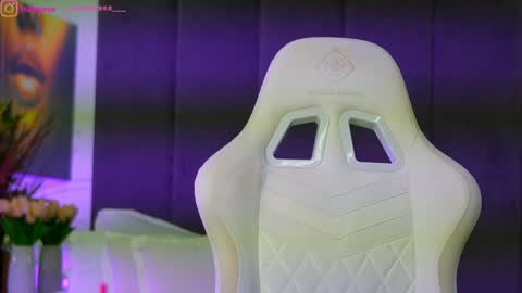 Dee online show from December 19, 5:08 pm