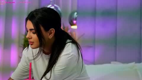 Dee online show from April 22, 8:05 pm