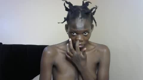 Snapshot of petite_lavi2 chatting on February 9, 2:40 pm petite_lavi2 online show from February 9, 2:40 pm