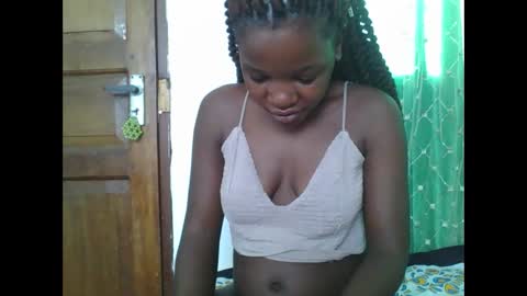 petitesweetchiq online show from February 20, 6:48 am