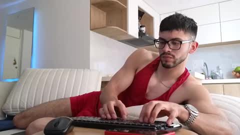 phantom_bigger1 online show from December 16, 3:18 pm