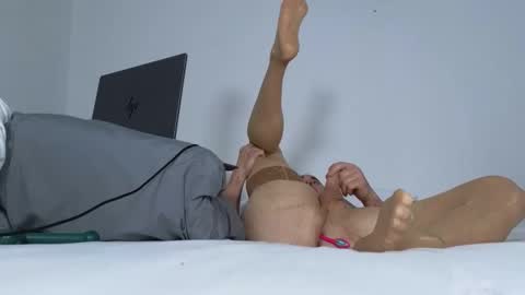 Snapshot of phattbooty80 chatting on October 21, 10:46 pm TheSkyeWoods online show from October 21, 10:46 pm