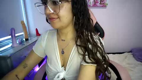 pinkvixen69 online show from April 17, 9:50 pm