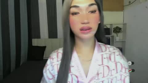pixiedoll_ online show from June 12, 5:45 pm