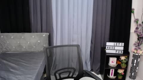 Snapshot of pleasure4salets chatting on December 3, 6:54 am LAUREEN online show from December 3, 6:54 am
